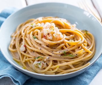 Spaghetti cacio, pimenta e camarões