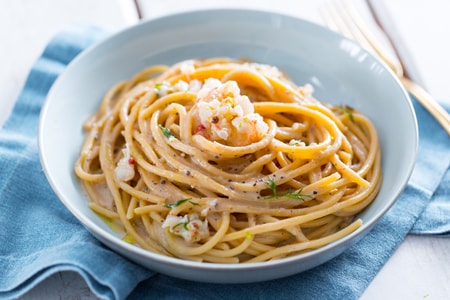 Spaghetti cacio, pimenta e camarões