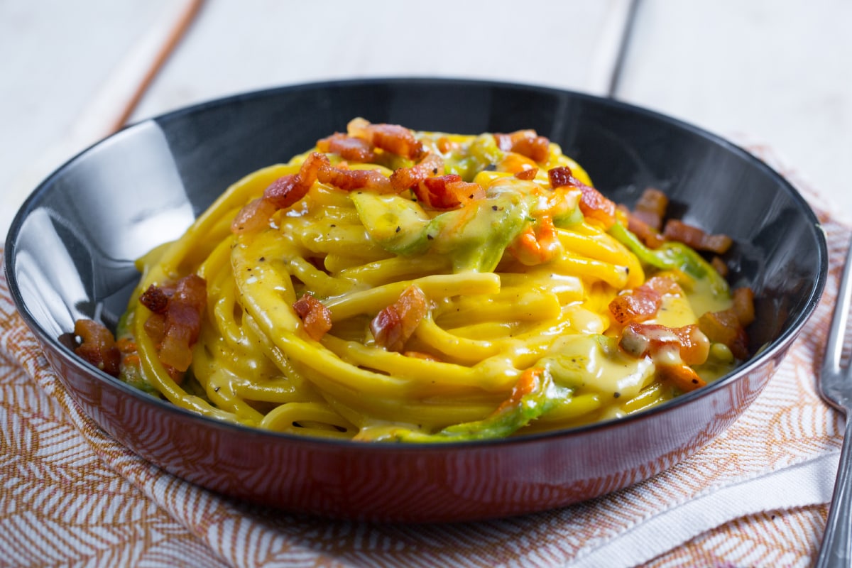 Bucatini com flores de abóbora, guanciale e açafrão