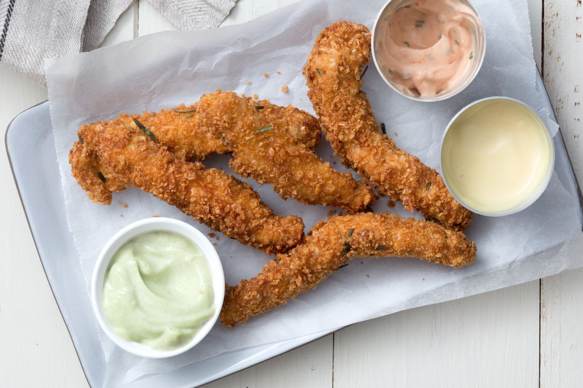 Frango frito com maioneses rápidas