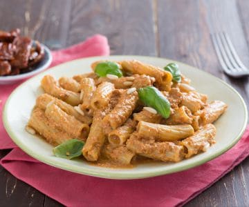 Rigatoni com pesto de tomates secos