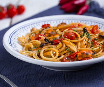 Spaghetti com mexilhões e tomatinhos