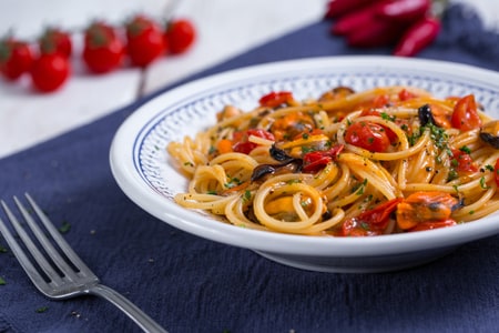 Spaghetti com mexilhões e tomatinhos